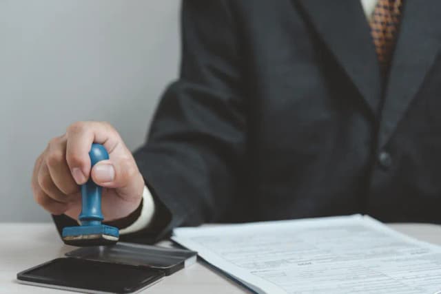 Officiële blauwe stempel op beëdigde vertaling
