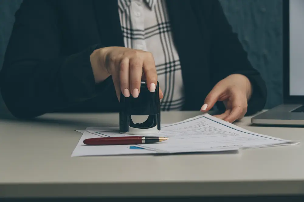 Officieel stempel op beëdigd vertaald document