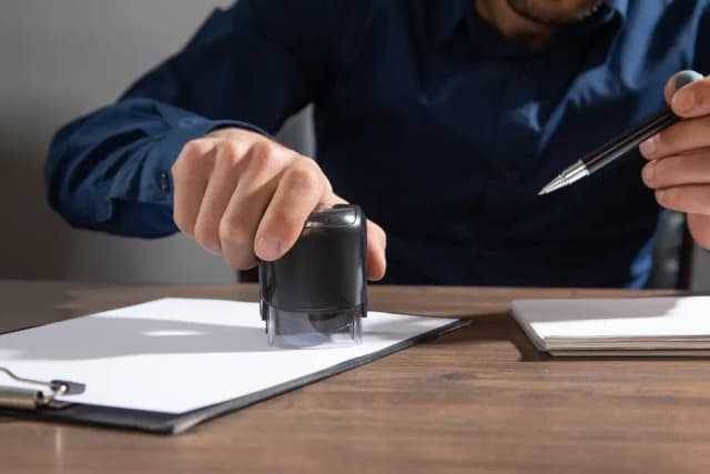 Beëdigd vertaler stempelt officieel document